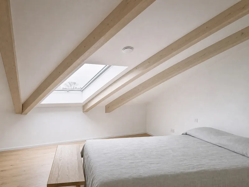 Stanza luminosa e ordinata con una bocchetta di ventilazione nel soffitto